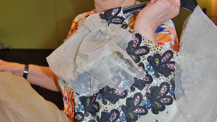 Erinnerung: Barbara Drosd-Tessari mit dem Turnierkleid der 13-fachen Weltmeisterin Bobbie Irvine Foto: Dobschütz