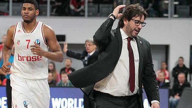 Ryan Thompson (l.) blickt finster drein, Andrea Trinchieri macht seinem Unmut Luft - solche Szenen gab es vor allem im Eurocup in letzter Zeit einige in der Brose Arena. Foto: sportpress