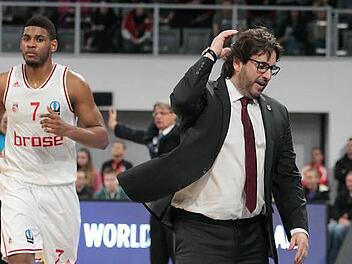 Ryan Thompson (l.) blickt finster drein, Andrea Trinchieri macht seinem Unmut Luft - solche Szenen gab es vor allem im Eurocup in letzter Zeit einige in der Brose Arena. Foto: sportpress