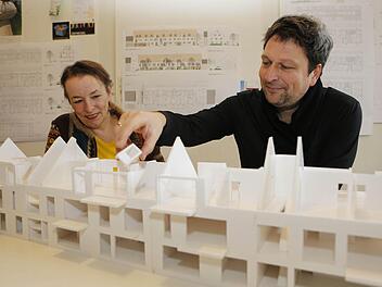 Gisela Filkorn und Markus Schäfer am Modell Foto: Matthias Hoch