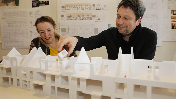 Gisela Filkorn und Markus Schäfer am Modell Foto: Matthias Hoch
