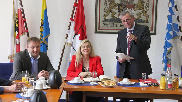 Vor der Übergabe des Förderbescheids (von links): MdL Jürgen Baumgärtner, Staatsministerin Melanie Huml und Landrat Oswald Marr  Foto: Friedwald Schedel