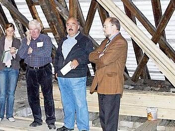 Ob seit dem Ortstermin des damaligen Bauausschusses im Jahr 2006 viele Besucher das Dachgeschoss des Ämtergebäudes aufgesucht haben? Die massive Konstruktion beeindruckte die Fachleute und erweist sich bis zum heutigen Tag von Vorteil . "Ich möchte nicht wissen, wie viel Holz hier verbaut wurde", staunte der damalige Bürgermeister Robert Herrmann (Mitte) im Oktober 2006, als dieses Foto entstand. Archivfoto: Ralf Kestel