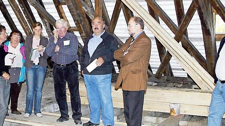 Ob seit dem Ortstermin des damaligen Bauausschusses im Jahr 2006 viele Besucher das Dachgeschoss des Ämtergebäudes aufgesucht haben? Die massive Konstruktion beeindruckte die Fachleute und erweist sich bis zum heutigen Tag von Vorteil . "Ich möchte nicht wissen, wie viel Holz hier verbaut wurde", staunte der damalige Bürgermeister Robert Herrmann (Mitte) im Oktober 2006, als dieses Foto entstand. Archivfoto: Ralf Kestel