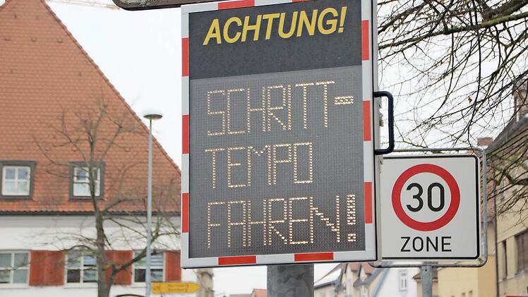 Am Paradeplatz sorgen diese nahe beieinander stehenden Tempobegrenzungsangaben für Verwirrung. Foto: Andreas Schmitt
