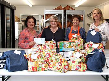 Christina Daßler, Rosi Gehr, Helga Kirsch und Gaby Richter mit den fertigen  Geburtstagsbeuteln.