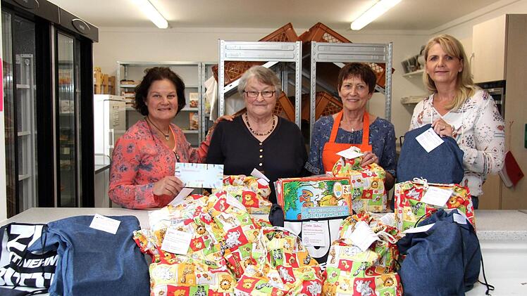 Christina Daßler, Rosi Gehr, Helga Kirsch und Gaby Richter mit den fertigen  Geburtstagsbeuteln.