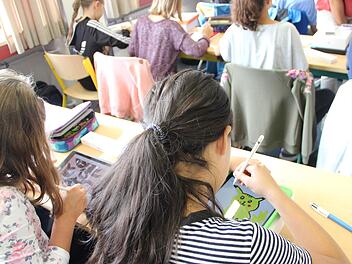 Am ersten Unterrichtstag mit den neuen Tablets konnten die Schüler testen, wie der digitale Arbeitsstift funktioniert. Man sieht, dass die Kinder keine Probleme damit hatten.Heike Beudert