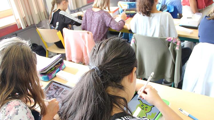 Am ersten Unterrichtstag mit den neuen Tablets konnten die Schüler testen, wie der digitale Arbeitsstift funktioniert. Man sieht, dass die Kinder keine Probleme damit hatten.Heike Beudert