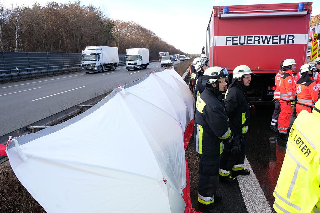 Mehrere Lastwagen kollidieren auf der A3 bei Erlangen