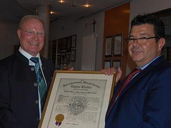 Wolfgang D&uuml;nisch &uuml;bergab das Pr&auml;sidentenamt an Rainer-Maria Geisler (links). Friedrich Mebert