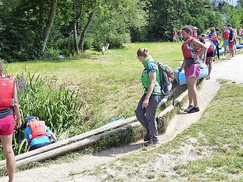 Schlange stehen zum Boot umsetzen musste man in diesem Sommer öfter an der Wiesent, wie hier in Muggendorf.  Foto: Pauline Lindner