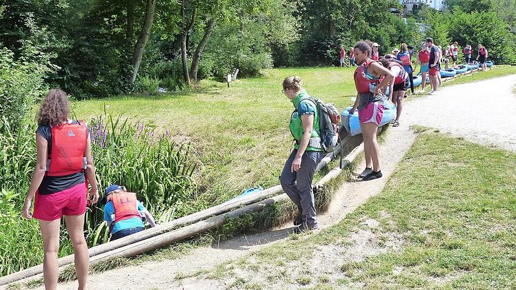 Schlange stehen zum Boot umsetzen musste man in diesem Sommer öfter an der Wiesent, wie hier in Muggendorf.  Foto: Pauline Lindner