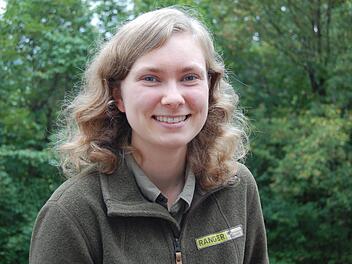 Amelie N&ouml;th ist als neue Rangerin f&uuml;r den s&uuml;dlichen Bereich des Naturparks Bayerische Rh&ouml;n zust&auml;ndig.  Foto: Wolfgang D&uuml;nnebier