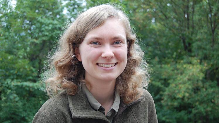 Amelie N&ouml;th ist als neue Rangerin f&uuml;r den s&uuml;dlichen Bereich des Naturparks Bayerische Rh&ouml;n zust&auml;ndig.  Foto: Wolfgang D&uuml;nnebier