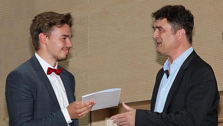 Eine zum Nachdenken anregende Abi-Rede hielt Jascha Bauer-Heilmann (links). Oberstudiendirektor Peter Rottmann (rechts) gratulierte und überreichte ihm sein Abi-Zeugnis. Foto: Dieter Britz