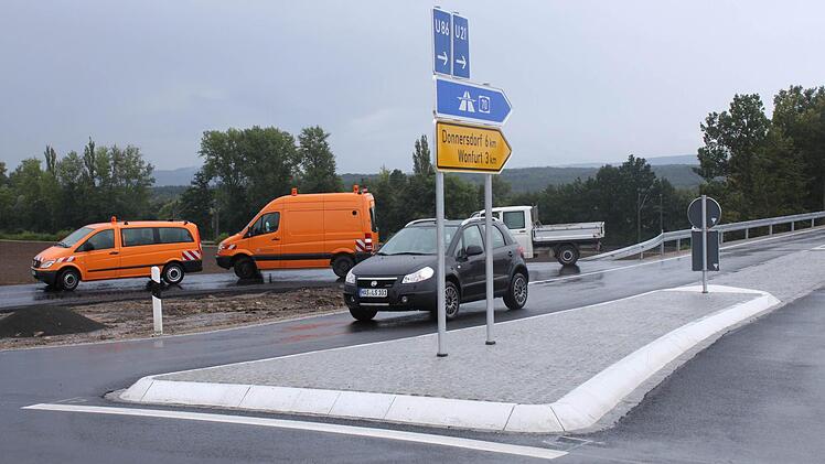 Das erste Auto fährt in den Kreisverkehr ein.