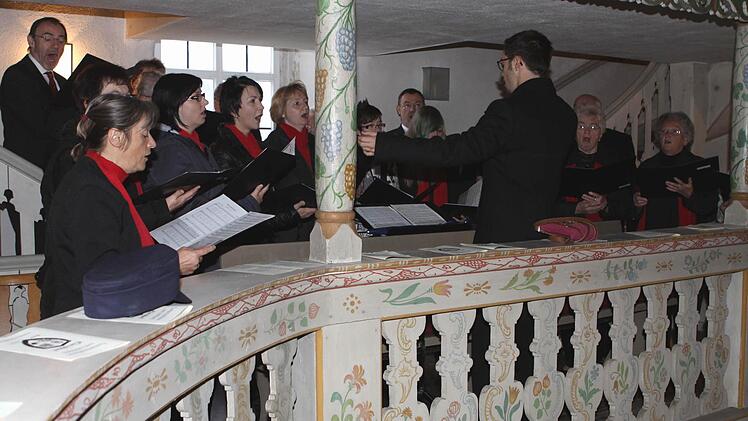 Der Gesangverein (Bild)  und die Blasmusik gestalteten den Jubiläumsgottesdienst mit.