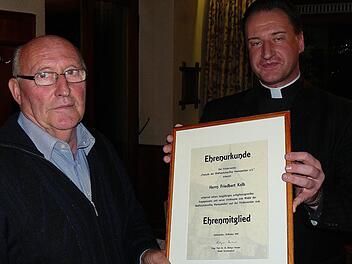 Erstes Ehrenmitglied des Fördervereins "Freunde der Wallfahrtsbasilika Marienweiher" ist Kirchenpfleger Friedbert Kolb. Unser Bild zeigt  Vorsitzenden Monsignore Rüdiger Feulner (rechts) bei der Überreichung der Ehrenurkunde an Kolb (links). Foto: Klaus-Peter Wulf