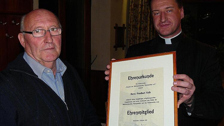 Erstes Ehrenmitglied des Fördervereins "Freunde der Wallfahrtsbasilika Marienweiher" ist Kirchenpfleger Friedbert Kolb. Unser Bild zeigt  Vorsitzenden Monsignore Rüdiger Feulner (rechts) bei der Überreichung der Ehrenurkunde an Kolb (links). Foto: Klaus-Peter Wulf