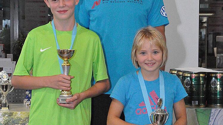 Die Sieger im 2-km-Kinderlauf, Anna Brugger (rechts) und Felix Reif (links). Hinten Ralf Becker von der Firma Motor Nützel.