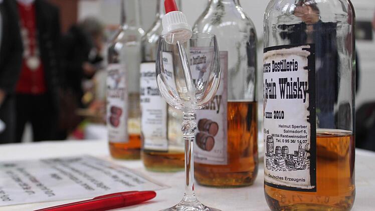 Auch Whisky aus Rentweinsdorf darf probiert werden. Foto: Friederike Stark