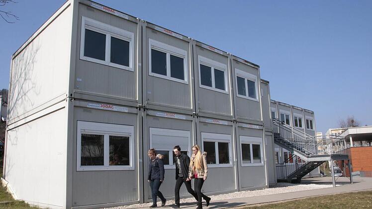 Die Schulcontainer aus Ebermannstadt sollen die Raumnot an der Forchheimer Berufsschule lindern. Foto: Josef Hofbauer
