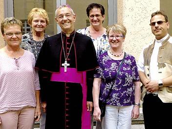 Erzbischof Ludwig Schick zeichnete das ehrenamtliche Mesnerteam aus Steinwiesen in der Kategorie "Damit die Liturgie lebt" aus. Von links Hildegard Michel, Gerlinde Kuhnlein, Kornelia Ströhlein, Margit Barnickel und Pfarrer Richard Reis. Foto: Kirche
