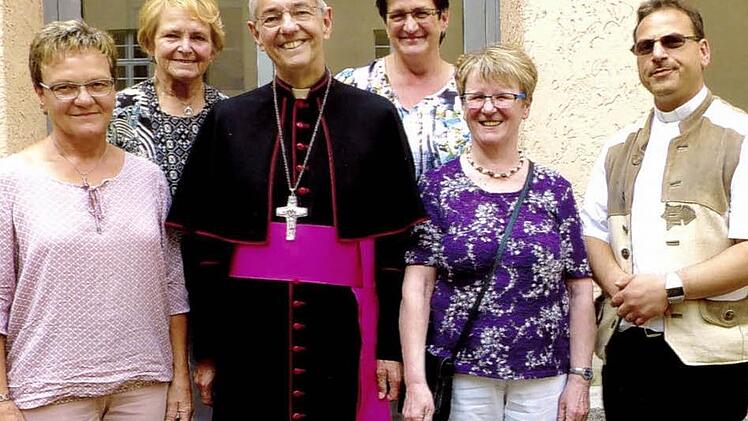 Erzbischof Ludwig Schick zeichnete das ehrenamtliche Mesnerteam aus Steinwiesen in der Kategorie "Damit die Liturgie lebt" aus. Von links Hildegard Michel, Gerlinde Kuhnlein, Kornelia Ströhlein, Margit Barnickel und Pfarrer Richard Reis. Foto: Kirche