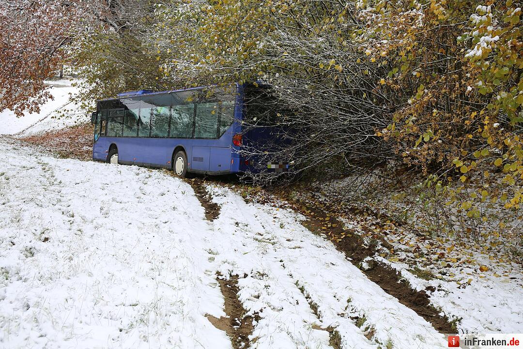 Schulbusunglück bei erstem Schnee – Bus rutscht 300 Meter den Hang hinab – Kinder zum Glück keine im Bus