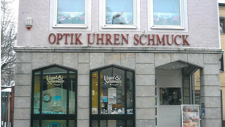 Vogel & Semmler ist das Fachgeschäft für Optik, Uhren und Schmuck in Burgkunstadt. Beratung wird hier großgeschrieben. Foto: PR
