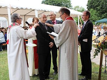 Der neue Heimleiter Diakon Roland Merklein (Mitte) wurde durch Handauflegung für seinen Dienst gesegnet. Im Bild von links: Padre Gabriel Ramos Valiente, Diakonin Carmen Bogler, Diakon Wolfgang Streit, Diakon Martin Neukamm (Rummelsberger Brüderschaft) und Karl-Heinz Seib, Zweiter Vorsitzender des Diakonischen Werks  Foto: Evi Seeger