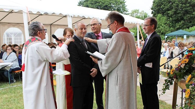 Der neue Heimleiter Diakon Roland Merklein (Mitte) wurde durch Handauflegung für seinen Dienst gesegnet. Im Bild von links: Padre Gabriel Ramos Valiente, Diakonin Carmen Bogler, Diakon Wolfgang Streit, Diakon Martin Neukamm (Rummelsberger Brüderschaft) und Karl-Heinz Seib, Zweiter Vorsitzender des Diakonischen Werks  Foto: Evi Seeger