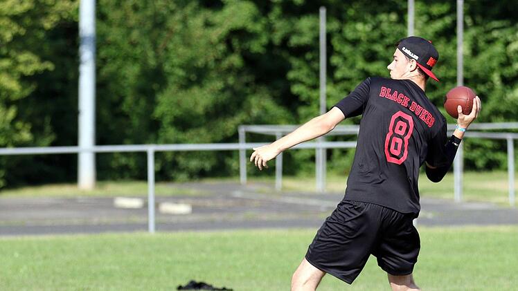 Quarterback-Kollege Cedric Müller aus Neustadt beim Wurf