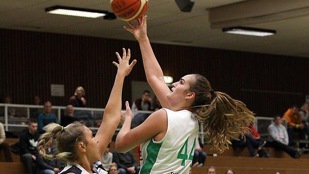 Victoria Waldner (mit Ball) ist in Keltern gegen ihre starke Landsfrau Jasmine Smith am Brett gefordert.sportpress