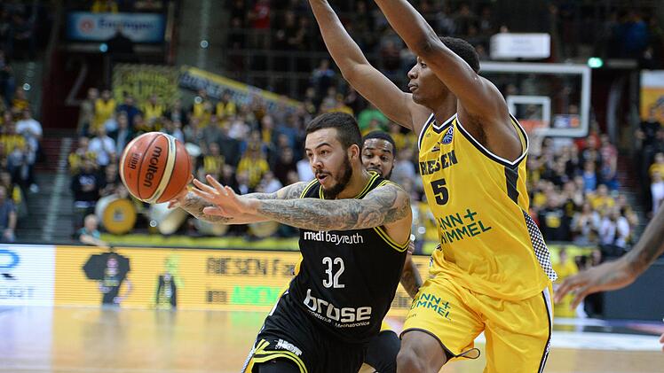 Gabe York (links, gegen Justin Sears) war im Viertelfinal-Hinspiel gegen die Riesen Ludwigsburg mit 18 Punkten Bayreuther Topscorer.  Foto: Peter Mularczyk