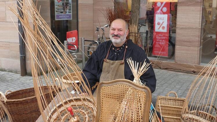 Auf dem Markt zeigten Handwerker ihre selten gewordenen Fertigkeiten und boten ihre Waren feil.    Foto: Gabriela Ruyter