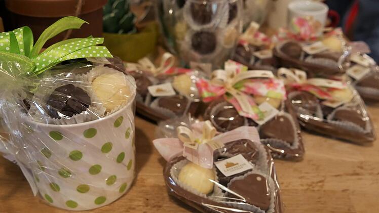 Die Pralinen werden nicht nur mit Liebe gemacht, sondern auch mit Liebe verpackt. Foto: Sandra Hackenberg