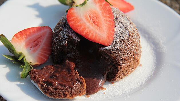 Eine Augenweide und ein Gaumenschmaus f&uuml;r Schoko-Liebhaber: Lava Cakes enthalten einen fl&uuml;ssigen Kern aus Schokolade. Symbolfoto: romanakr/pixabay.com.