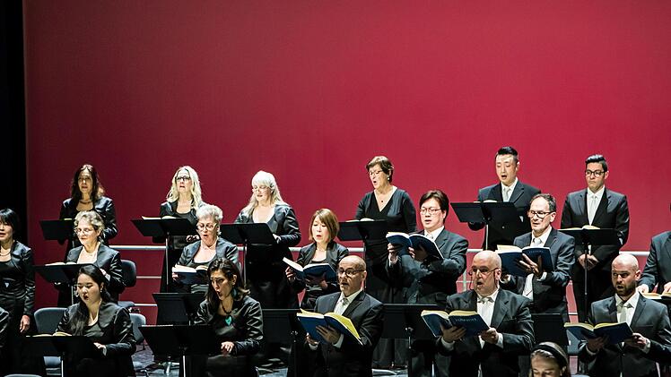 Chor und Philharmonisches Orchester des Landestheaters interpretierten Händels Oratorium "Der Messias" unter Leitung von Chordirektor Mikko Sidoroff.Foto_ Jochen Berger