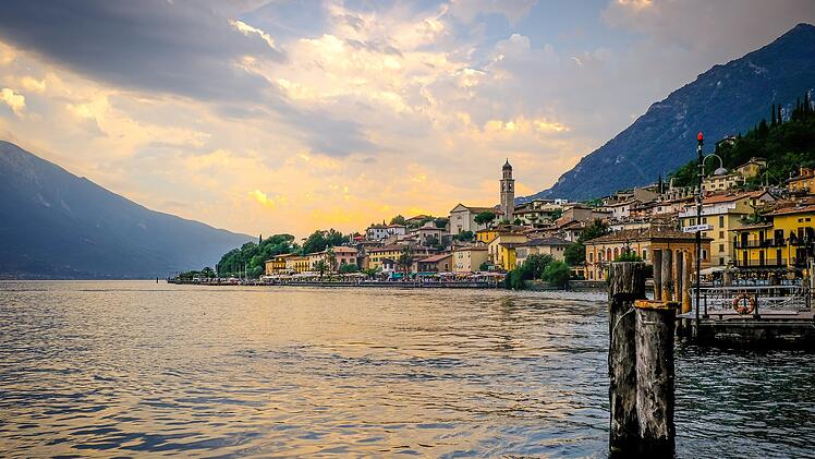 Blick auf Limone sul Garda bei Sonnenuntergang