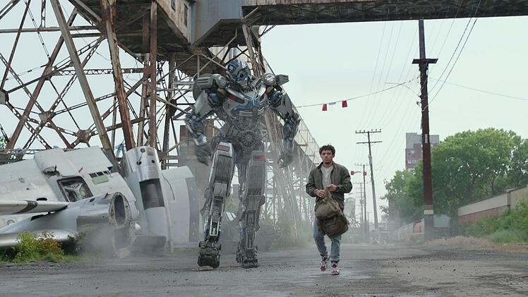 Noah Diaz (Anthony Ramos) staunt nicht schlecht, als sich das Auto, in dessen Raub er hineingezogen wurde, als Transformer Mirage entpuppt.