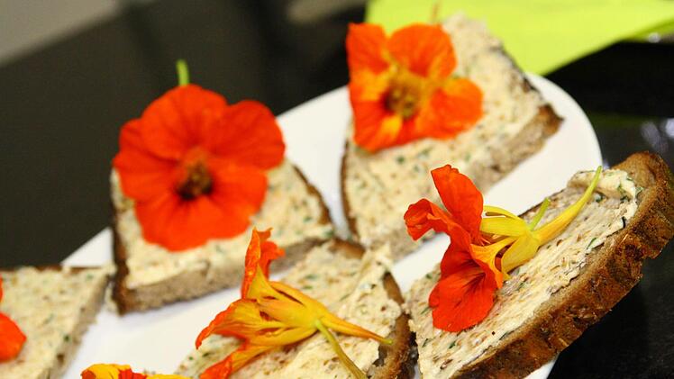 Walnussbrot, Nussbutter und Kapuzinerkresse-Blüten