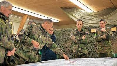 Besprechung im Lagezentrum