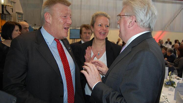 Coburgs Oberbürgermeister Norbert Kastner (links) im Gespräch mit Bayerns Wirtschaftsminister Martin Zeil. In der Mitte Konstanze Gefeller.