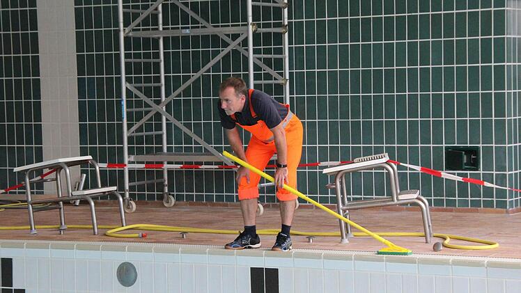 Schwimmmeister Markus Ehrlicher sucht mit voller Konzentration nach beschädigten Fugen.