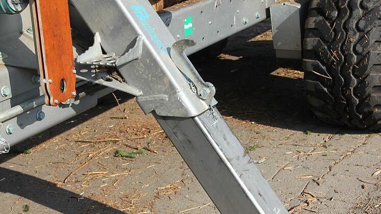 Ganz wichtig: Die Stützen müssen ausgefahren sein, um den Rückewagen zu stabilisieren.