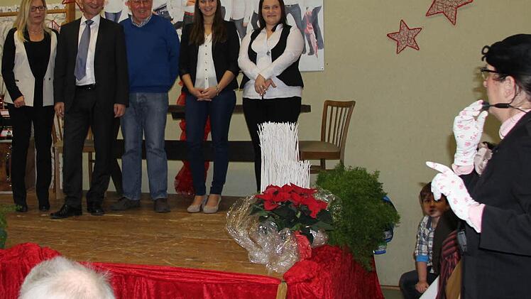 Sonja und Klaus Wichler, Horst Gottschall, Kim und Mandy Wichler (von links) wurden bei ihrer Begrüßung jäh unterbrochen, da Hilde Ruß, Leiterin der Theatergruppe Hallstadt die Regie auf der Bühne übernahm.