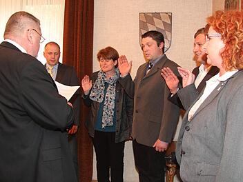 Die Stadt Kupferberg hat fünf neue Ratsmitglieder. Der neue Bürgermeister Hans-Joachim Hösch (CSU) nahm ihnen den Eid ab: Alexander Roth (UKW), Anke Emminger (SPD), Marcus Ott, Michael Hain und Doris Manz (alle CSU). Foto: Sonja Adam