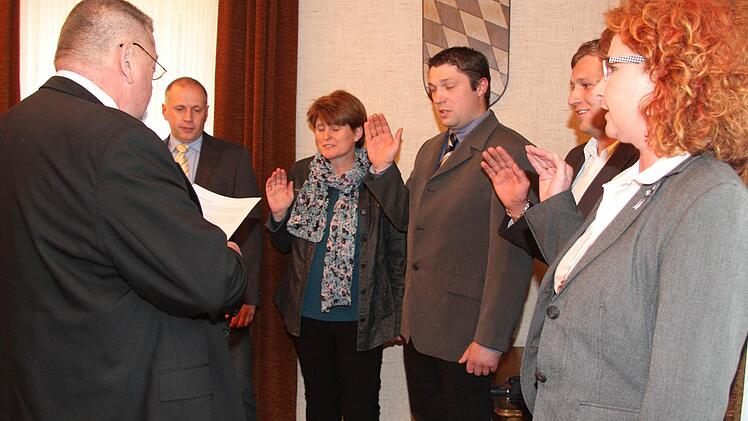 Die Stadt Kupferberg hat fünf neue Ratsmitglieder. Der neue Bürgermeister Hans-Joachim Hösch (CSU) nahm ihnen den Eid ab: Alexander Roth (UKW), Anke Emminger (SPD), Marcus Ott, Michael Hain und Doris Manz (alle CSU). Foto: Sonja Adam